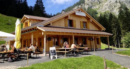 neu renovierte Ferienwohnung im Alpenchic-Stil direkt am Grossen Mythen