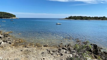 Una spiaggia nelle vicinanze