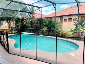 Een buitenzwembad en een verwarmd zwembad