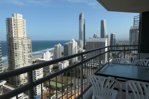 Varanda com vista para o oceano e edifícios altos.