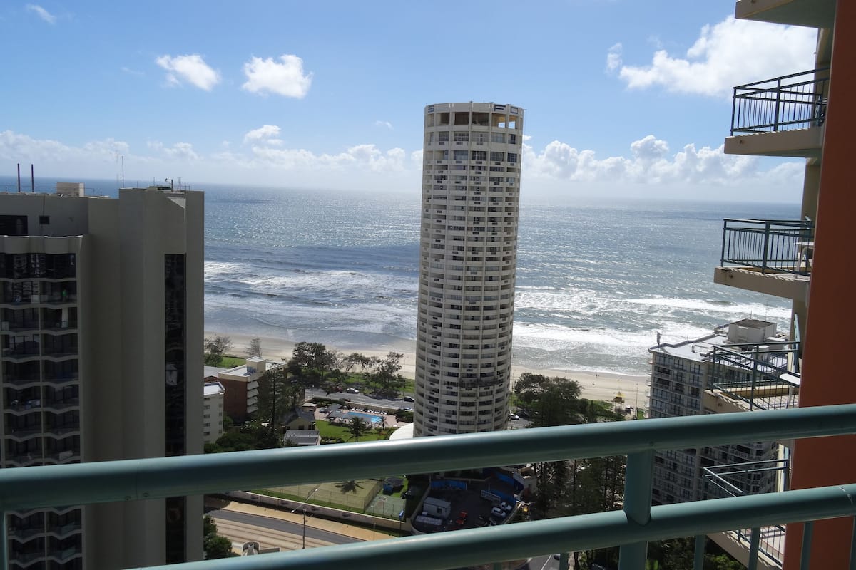 Un edificio alto con vista al océano y a la playa.