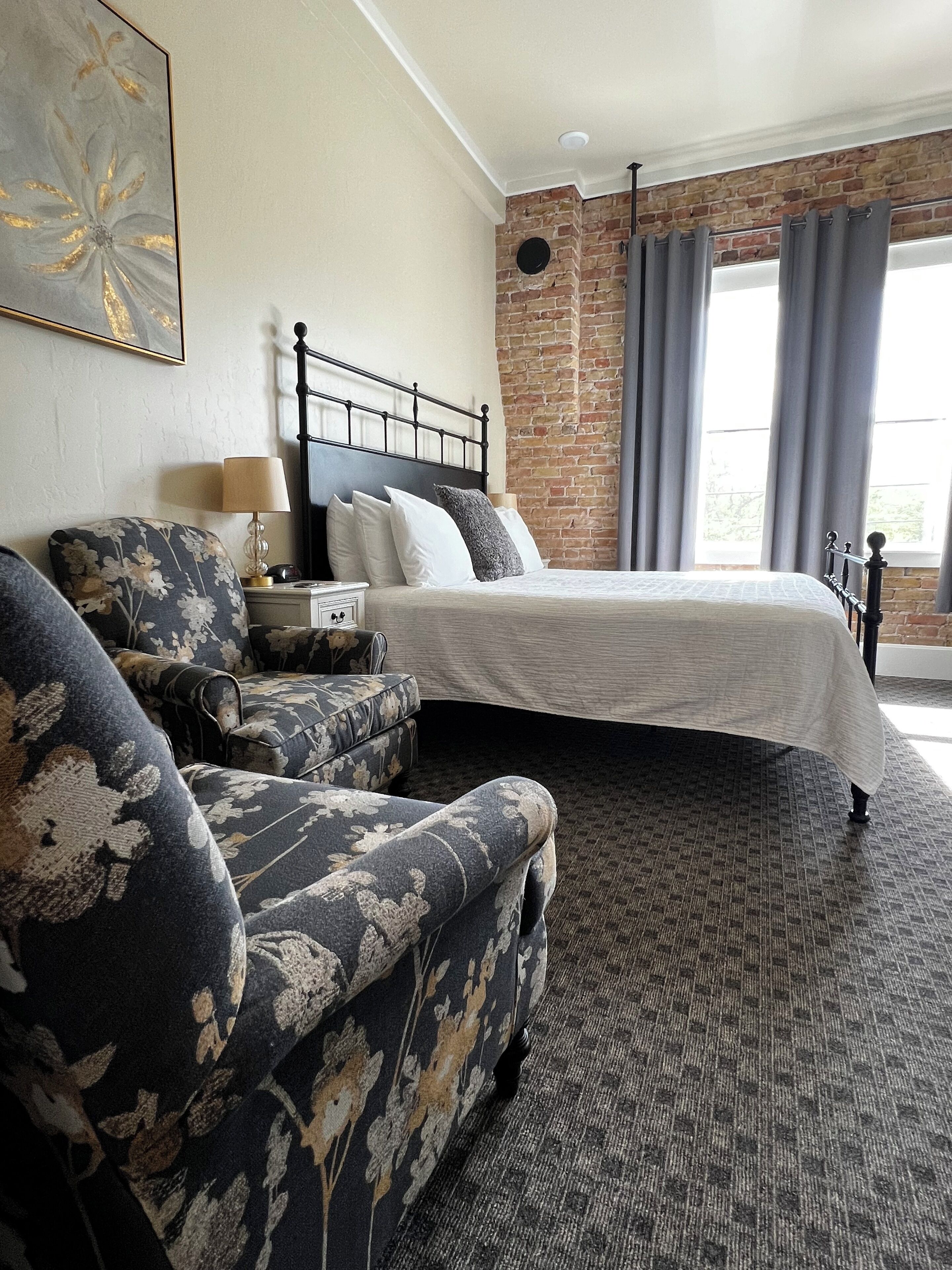 deluxe room | premium bedding, pillow-top beds, desk, laptop workspace