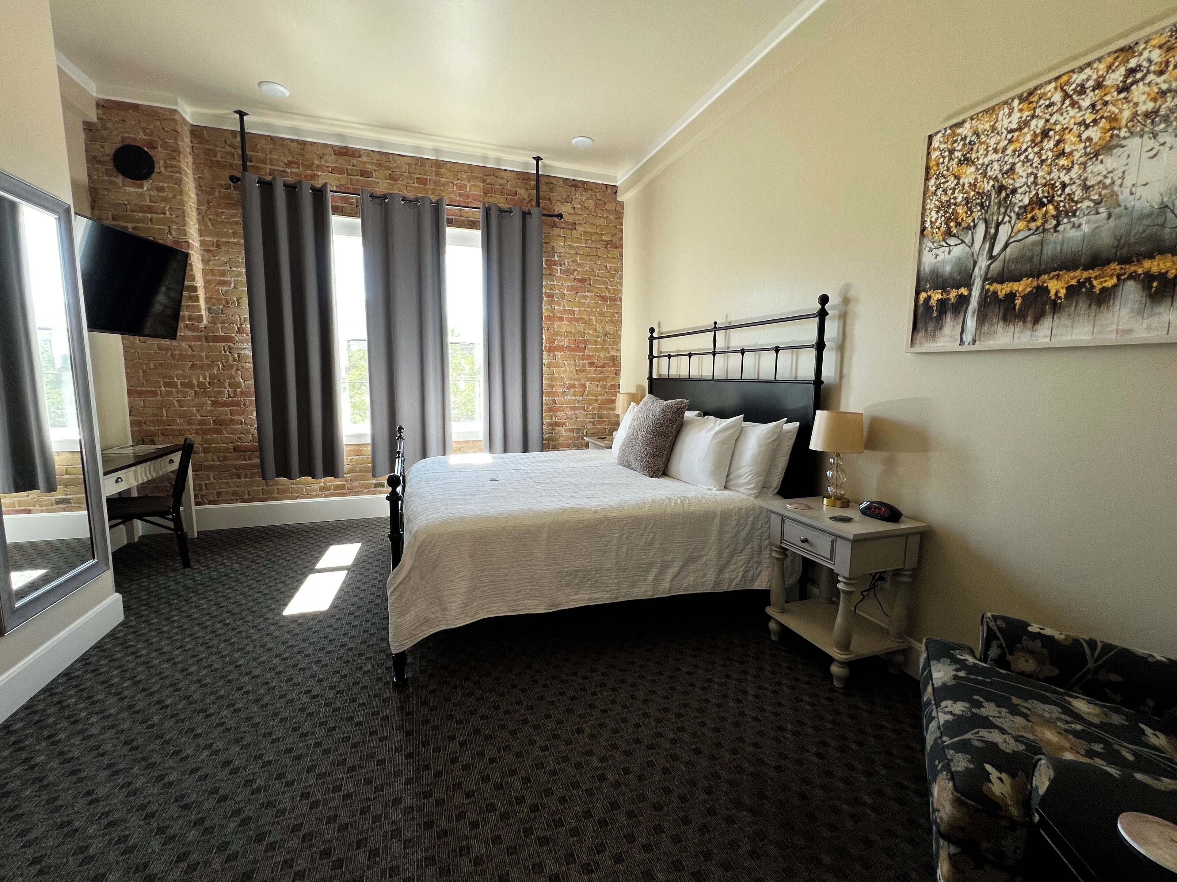 deluxe room | premium bedding, pillow-top beds, desk, laptop workspace