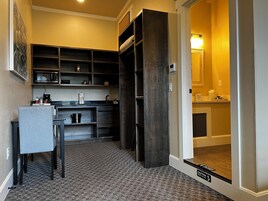 Quarto luxo | Roupas de cama premium, camas com colchões pillow-top, escrivaninha