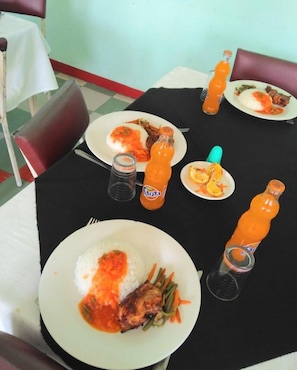 Desayuno a la carta todos los días (con cargo)