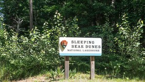 Schild für Sleeping Bear Dunes National Lakeshore.