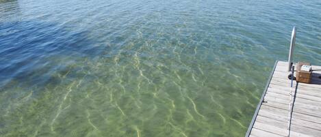 Ligstoelen aan het strand