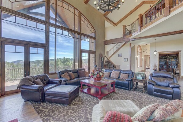 TV connectée, cheminée, jeux vidéo, baby-foot