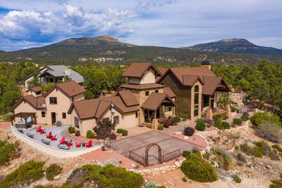  Luxury Zion Villa, Epic Views, Gourmet kitchen, Hot tub, Great Family Retreat