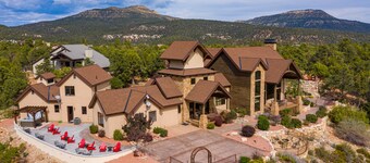 Luxury Zion Villa, Epic Views, Gourmet kitchen, Hot tub, Great Family Retreat