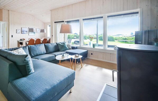 TV, fireplace - Cozy home in øster assels with WiFi (Øster Assels)