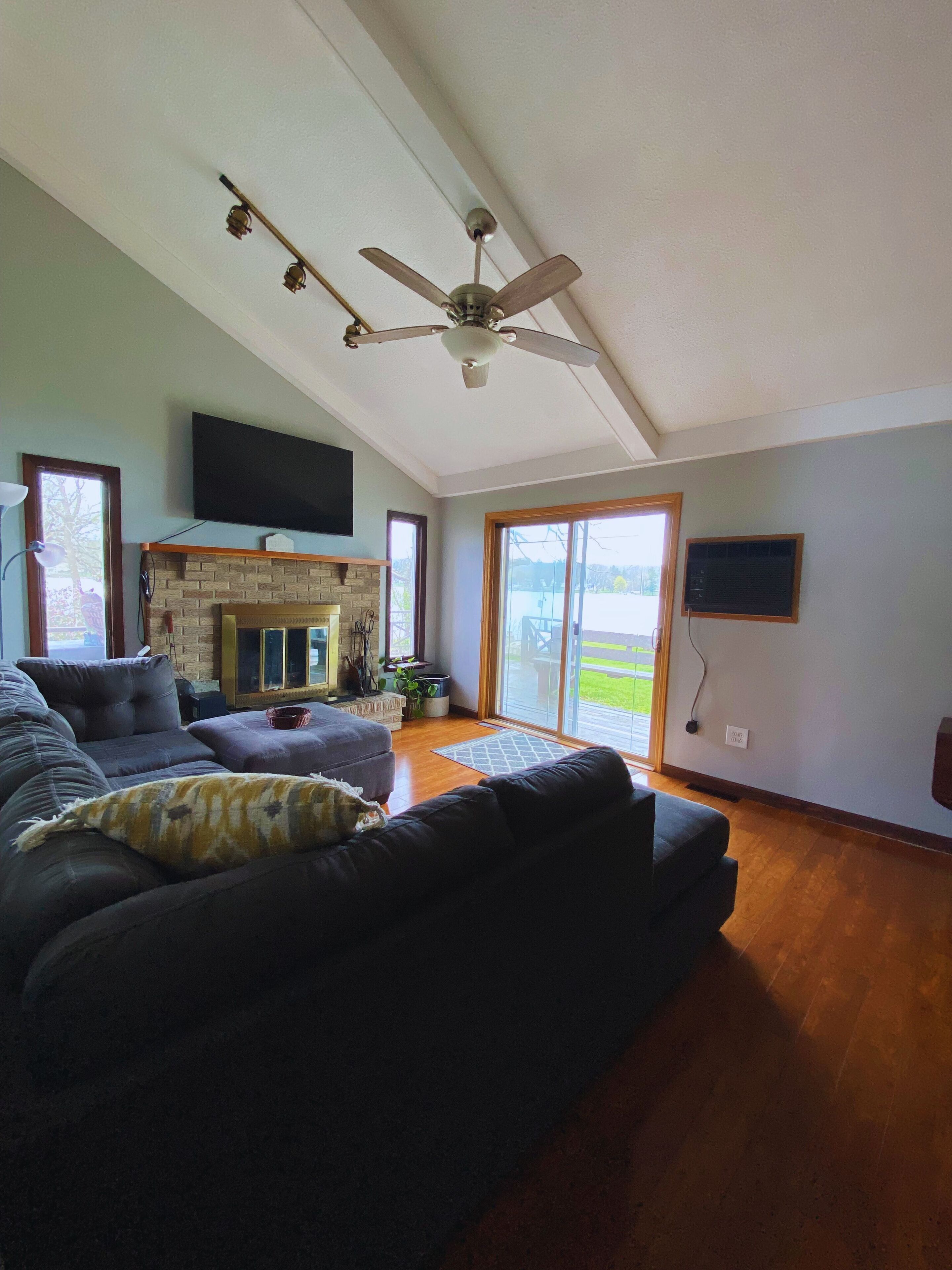 Älytelevisio, takka, kirjoja