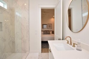 Combined shower/bathtub, hair dryer, towels, soap - 'Saltwater Therapy' Luxurious Beach House Rental (Bolivar Peninsula)