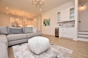 Smart TV - 'Saltwater Therapy' Luxurious Beach House Rental (Bolivar Peninsula)