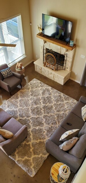 TV, fireplace