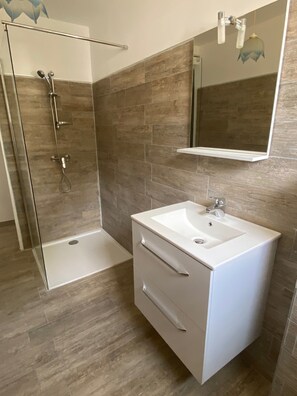 Douche, sĂšche-cheveux, serviettes fournies, papier toilette