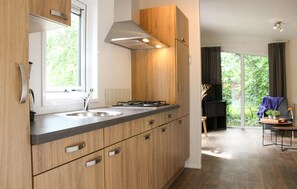 Kühlschrank, Mikrowelle, Herdplatte, Wasserkocher mit Kaffee-/Teezubehör