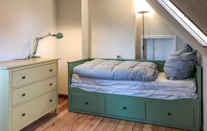 3 bedrooms, travel cot, bed sheets