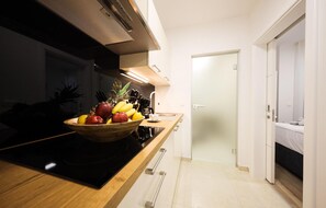 Kühlschrank, Ofen, Herdplatte, Wasserkocher mit Kaffee-/Teezubehör