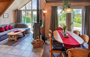 TV, fireplace, DVD player - Amazing home in Rechlin with kitchen (Rechlin)