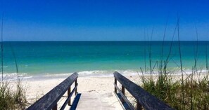 Beach - Beautiful 4 bedroom, 3 bath w/ heated swimming pool home 14 mins from the beach (Bonita Springs)