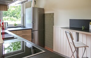 ثلاجة، موقد طهي مسطح، غسالة أطباق، ماكينة لصنع القهوة/الشاي