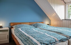 2 bedrooms, travel crib, free WiFi, bed sheets