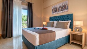 Quarto de hotel com uma cama grande, duas mesas de cabeceira com abajures, um quadro na parede e vista pela janela.