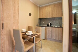 Apartemen | Dapur kecil pribadi | Lemari es kecil, kompor, mesin pembuat kopi/teh, dan ketel listrik