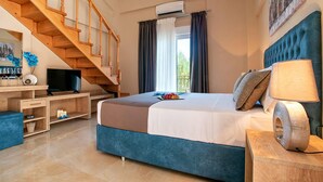 Quarto com cama grande, escada de madeira, televisão e varanda com cortinas.