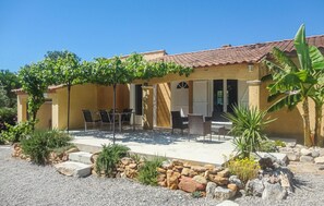 Outdoor dining - Cozy home in Salles d'Aude with WiFi (Salles d'Aude)