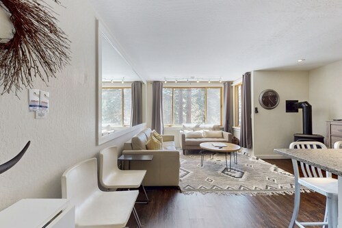Adorable & stylish ski-in/out condo with fireplace
