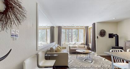 Adorable & stylish ski-in/out condo with fireplace