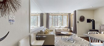 Adorable & stylish ski-in/out condo with fireplace