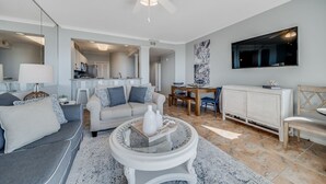 Una sala moderna con sofá, mesa de centro y comedor.