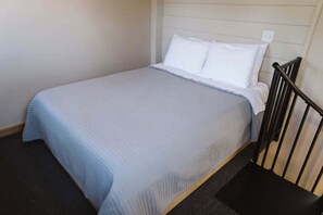 1 bedroom, WiFi, bed sheets - Spruce Cabin @ Keystone Retreat (Soldotna)