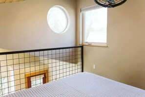 1 bedroom, WiFi, bed sheets - Spruce Cabin @ Keystone Retreat (Soldotna)