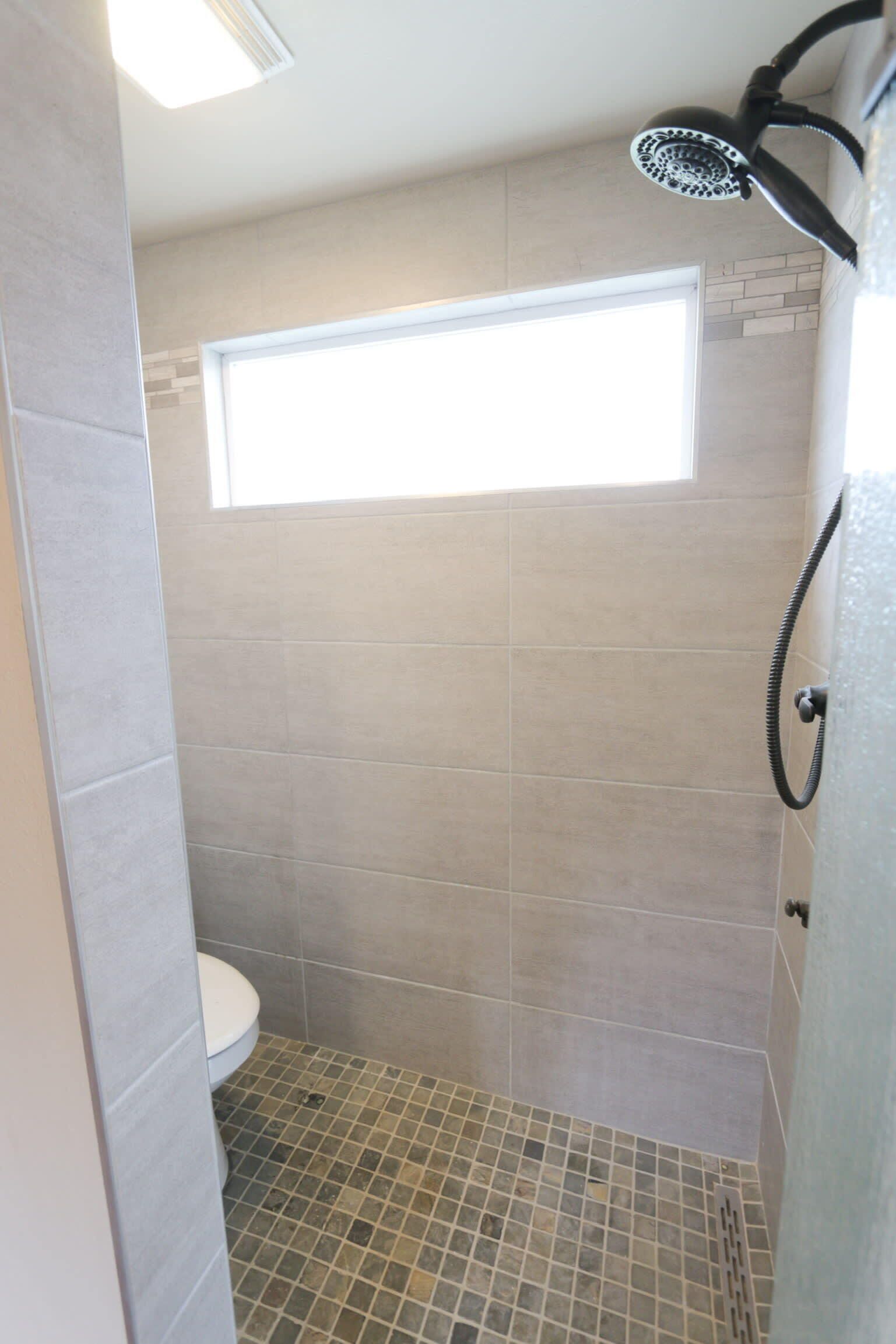 Regadera, secadora de cabello, toallas 