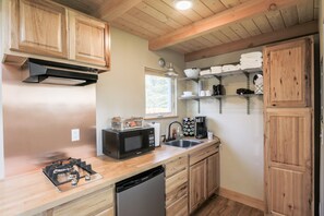 Kylskåp, mikrovågsugn, spishäll och kaffe- och tebryggare