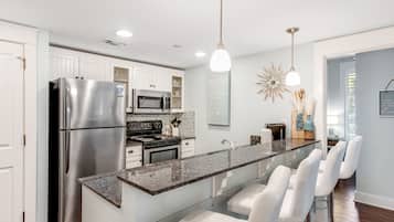 Frigorífico, microondas, horno y placa de cocina