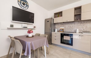 Fridge, microwave, stovetop, dishwasher - Nice apartment in Sveti Juraj with WiFi (Sveti Juraj)