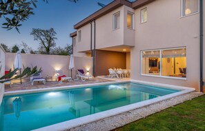 A heated pool - 3 bedroom beautiful home in Segotici (Segotici)