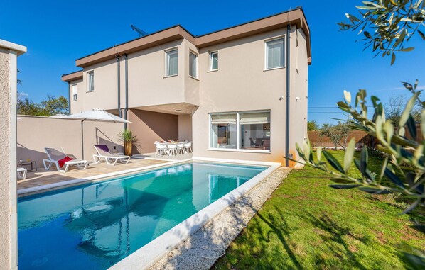 A heated pool - 3 bedroom beautiful home in Segotici (Segotici)