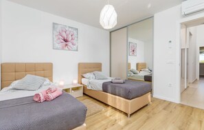 3 bedrooms, travel cot, free WiFi, bed sheets - 3 bedroom beautiful home in Segotici (Segotici)