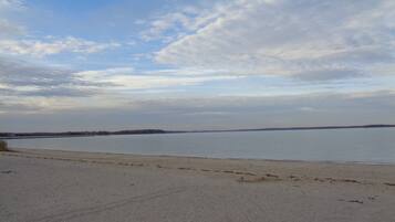 Playa en los alrededores y toallas de playa