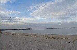 Ranta lähistöllä, rantapyyhkeitä