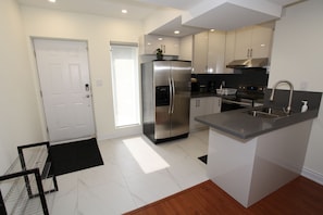 Refrigerador, microondas, horno, placa de cocina