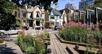 Amazing 3 bedrooms Apartment Yonge/Finch/Sheppard. 10 mins walking to Subway sta