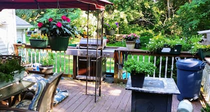 Charming 1 bedroom apartment close to downtown shopping, restaurants and beaches