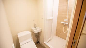 Combined shower/tub, free toiletries, hair dryer, towels